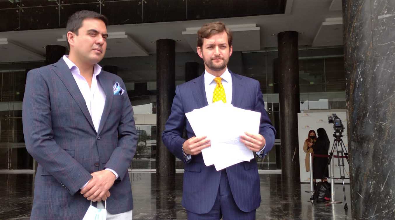 Esteban Torres (PSC) y Jorge Abedrabbo muestran firmas de apoyo. Foto: Roger Vélez / EL COMERCIO.