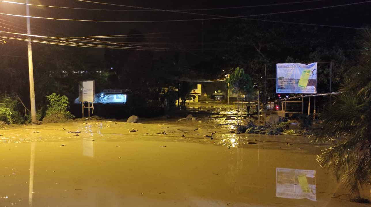 Estragos de la creciente del río Chantaco, en Santa Isabel, provincia de Azuay. Foto: Cortesía CTE