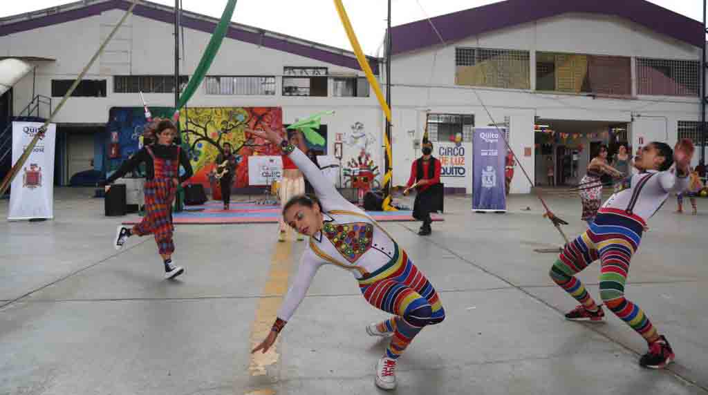 Integrantes del Circo de Luz Quito celebraron con una presentación el día mundial del Circo. Foto: Diego Pallero / EL COMERCIO