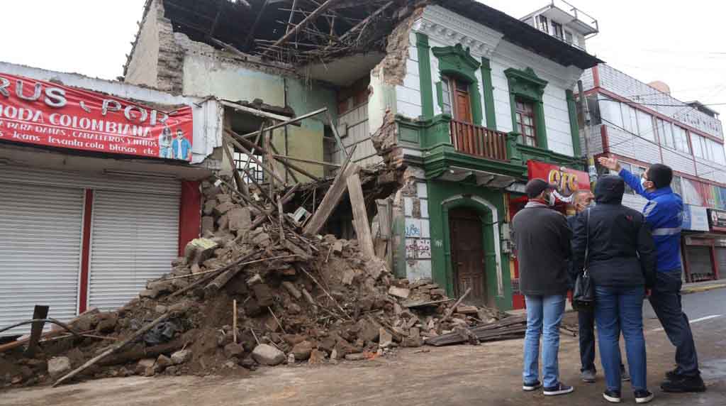 Una vivienda colapsó en Cotocollao, en el norte de Quito, una cerrajería resultó afectada. Foto: Diego Pallero / EL COMERCIO