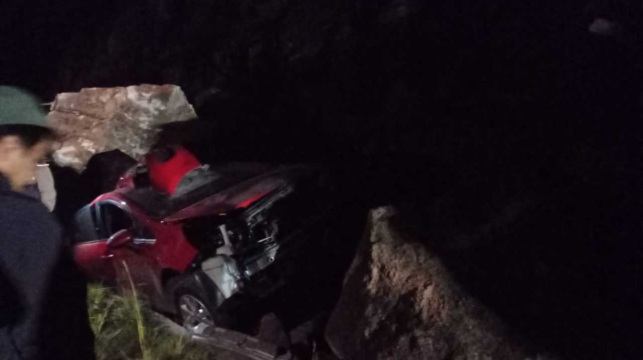 Un vehículo fue impactado por grandes rocas que cayeron sobre la vía Cuenca- Loja, en el kilómetro 62. Foto: Cortesía.