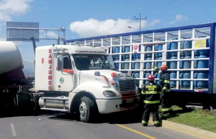 Tráiler y camión del gas se impactan en Pifo. Foto: Twitter Bomberos Quito