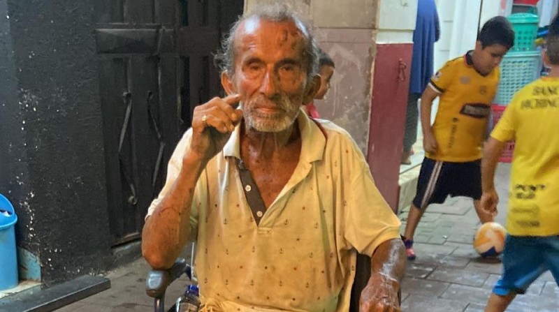 La alcaldesa Cynthia Viteri denunció el abandono de un anciano la noche del martes 12 de abril en medio de la lluvia en Guayaquil. Foto: Twitter Cynthia Viteri