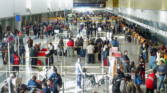 Tripulantes de aerolínea olvidan a un niño en el aeropuerto - El Comercio