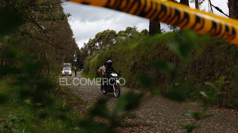 Agentes de la Policía cercaron la zona en donde fue hallado el cadáver de alias 'Don Naza', en Amaguaña, valle de Los Chillos. Foto: EL COMERCIO