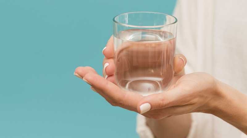Tomar un vaso con agua trae grandes beneficios para el cuerpo. Foto: Freepik