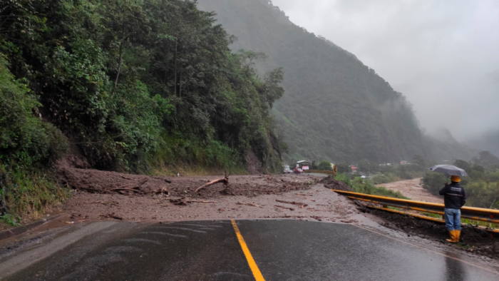 El deslizamiento en la vía Alóag- Santo Domingo se registra en el kilómetro 42. Foto: ECU 911