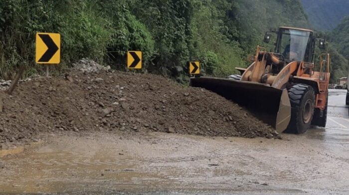 Se registran trabajos emergentes de la vía Alóag - Unión del Toachi, a causa de las fuertes lluvias. Foto: Prefectura de Pichincha