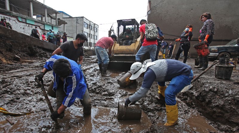 Imagen de las labores de limpieza del aluvión registrado en Quito el 31 de enero de 2022. Foto: Archivo / El Comercio