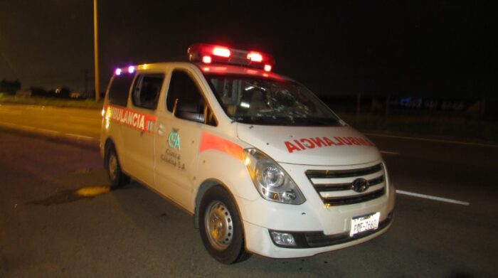 La ambulancia atacada se encuentra a órdenes de las autoridades, mientras se adelantan las investigaciones. Foto: EL COMERCIO