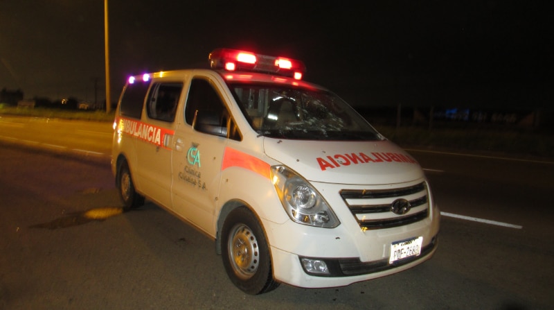 La ambulancia atacada se encuentra a órdenes de las autoridades, mientras se adelantan las investigaciones. Foto: EL COMERCIO