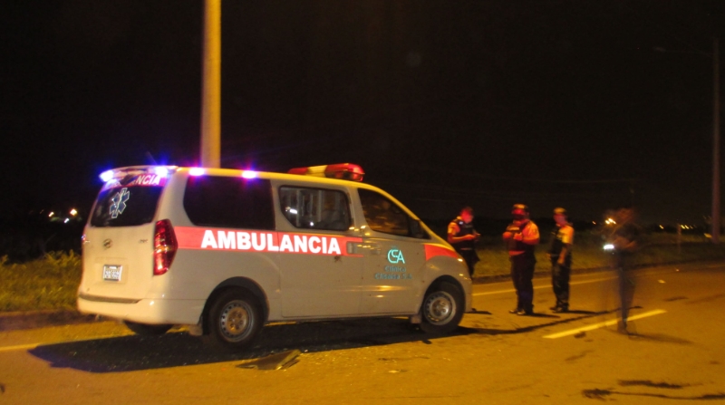 La ambulancia recibió múltiples impactos de bala y quedó a un costado de la carretera en la vía Durán-Boliche. Foto: EL COMERCIO