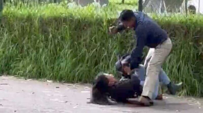 La persona que filma también se aproxima y deja ver que el hombre que estaba armado tiene una herida en el estómago y sangra. Foto: captura de pantalla