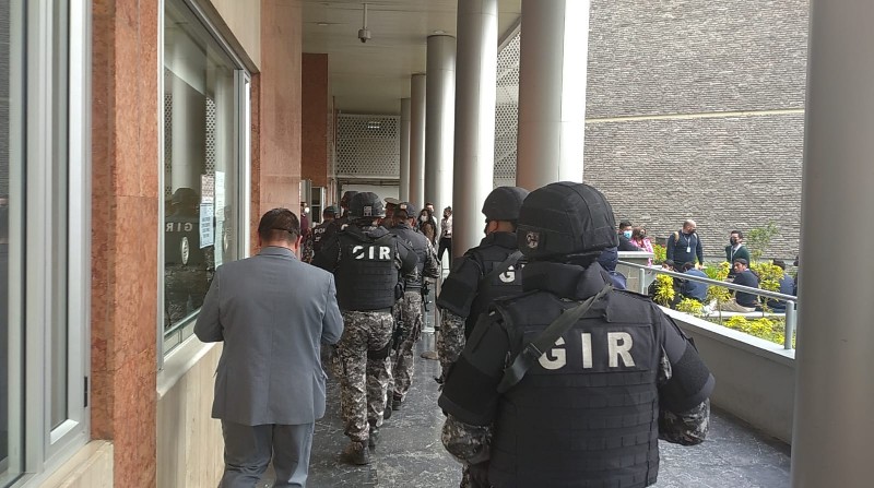 Policías impedían el paso a los asambleístas, amenaza de bomba y con otros inconvenientes se instaló la Comisión que investigará a Guadalupe Llori. Foto: El Comercio