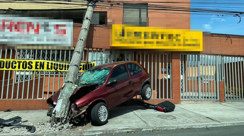 El auto quedó incrustado en el poste, luego del impacto. Foto: EL COMERCIO