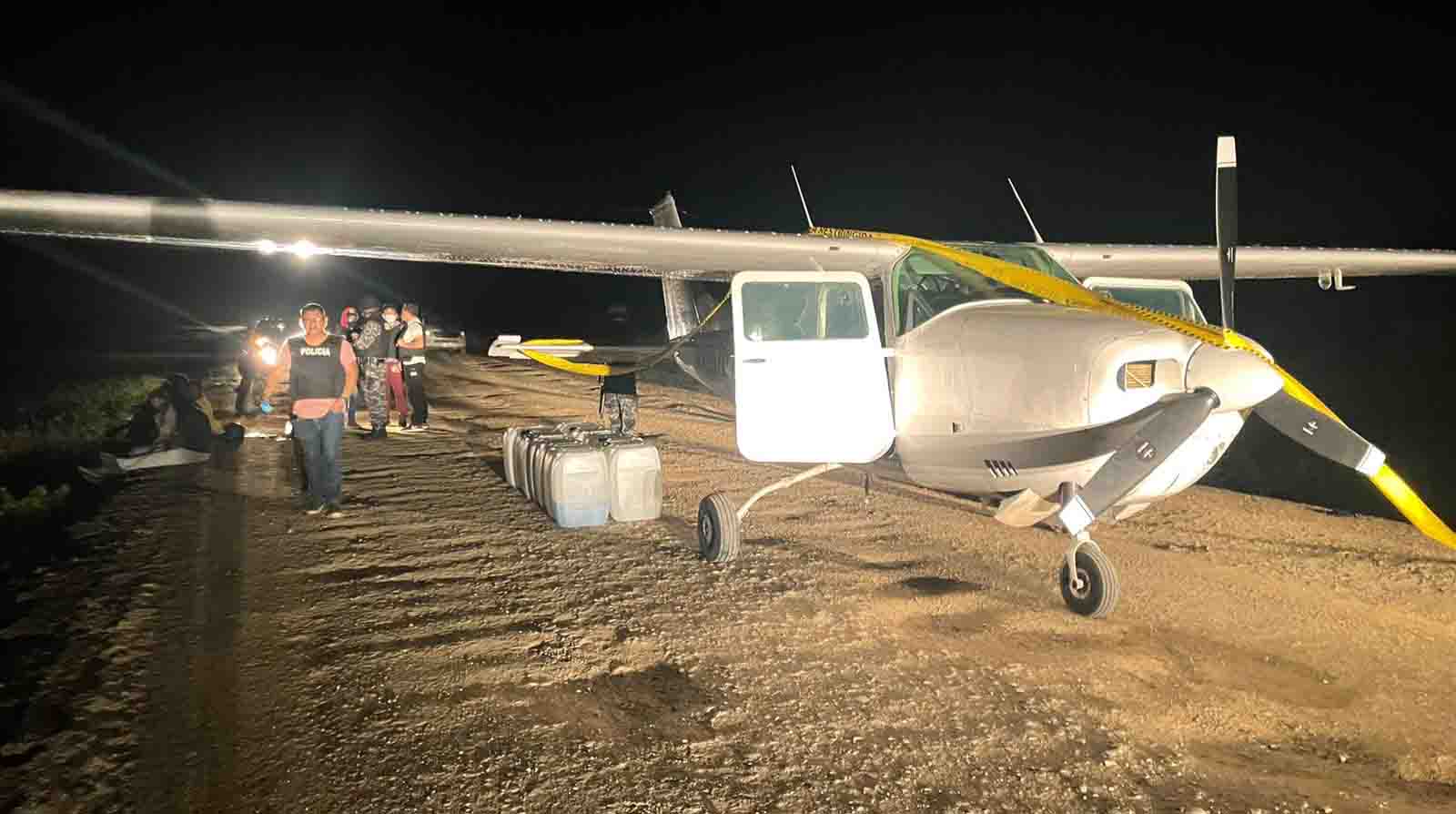 La aeronave fue interceptada por las autoridades en zona rural del cantón Santa Elena, provincia del mismo nombre. Foto: Policía Nacional.