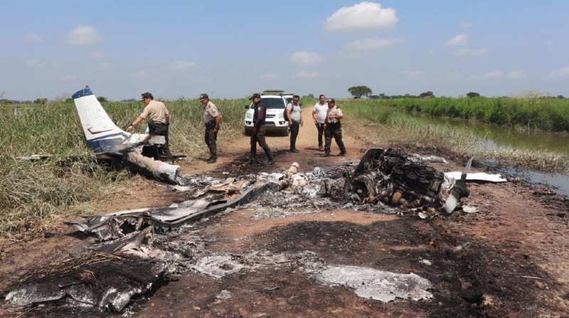 La aeronave fue encontrada incendiada en un camino de segundo orden del cantón Samborondón, en Guayas: Foto: Policía Nacional