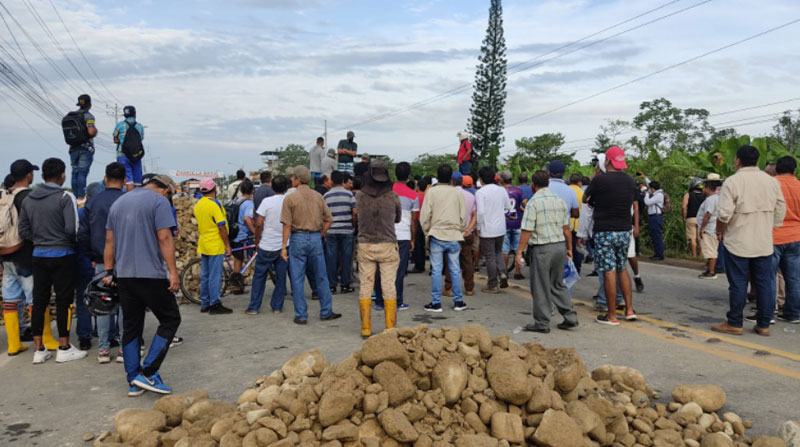 Los productores bananeros mantenían bloqueadas las vías en la provincia de El Oro. Foto: Cortesía
