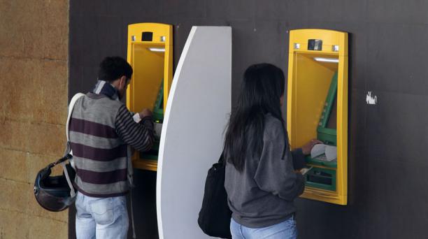 Los usuarios pueden disponer de la red de cajeros automáticos que funcionan las 24 horas del día. Foto: Archivo / EL COMERCIO