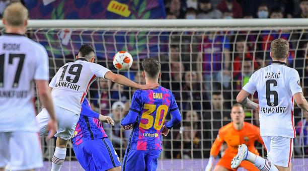 El colombiano Rafael Santos Borré (blanco) saca el disparo que acabaría en el fondo del arco del FC Barcelona. Foto: Twitter @EuropaLeague.