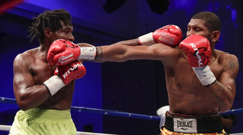 Edwin Bennett (izq.) de Ecuador pelea con Alexander Durán de Panamá en la jornada 'Box and Roll' del Consejo Mundial de Boxeo (WBC) en Ciudad Panamá (Panamá). Foto: EFE