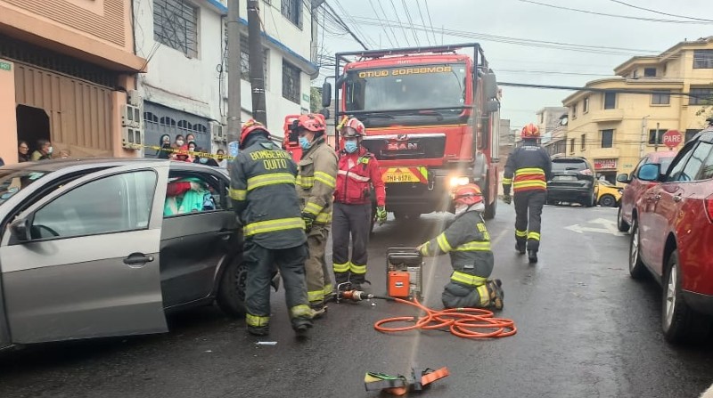 Una persona queda herida después de que tres vehículos colisionaran en la av. Primero de Mayo y Chambo, al sur de Quito. Foto: Bomberos Quito