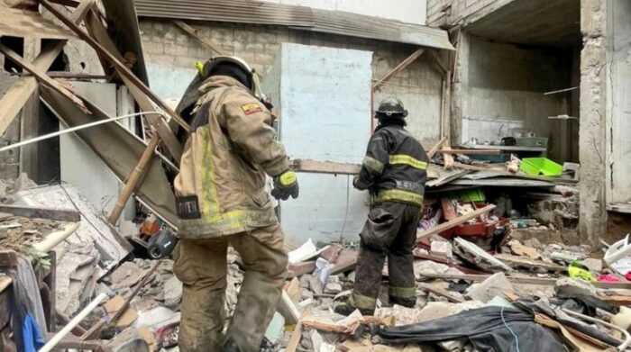 Los bomberos realizaron la remoción de escombros y no hallaron personas atrapadas este 23 de abril de 2022. Foto: Bomberos Guayaquil