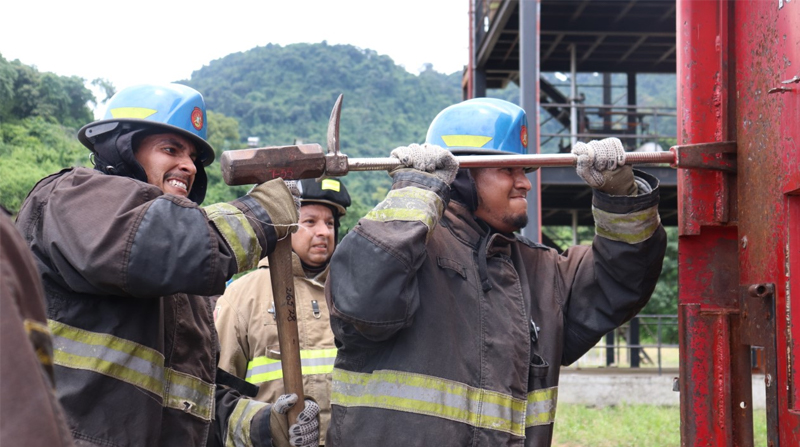 Los aspirantes a bomberos voluntarios recibieron instrucción teórica y práctica. Foto: Cuerpo de Bomberos de Guayaquil