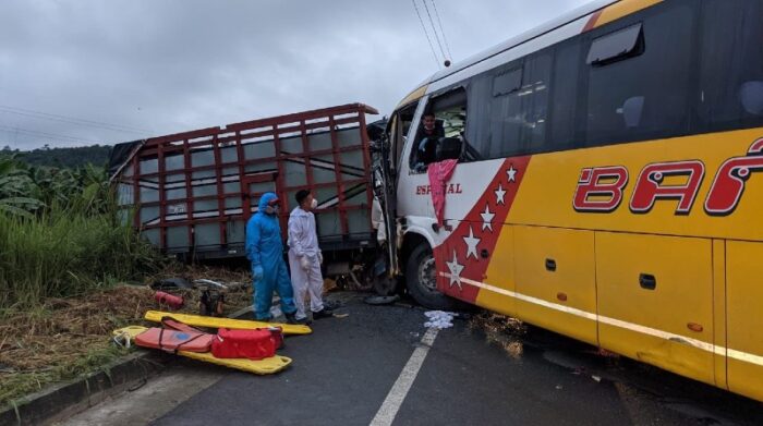 Entre los fallecidos se encuentra el conductor del bus de la cooperativa Baños y dos ocupantes del camión. Foto: ECU 911 Austro