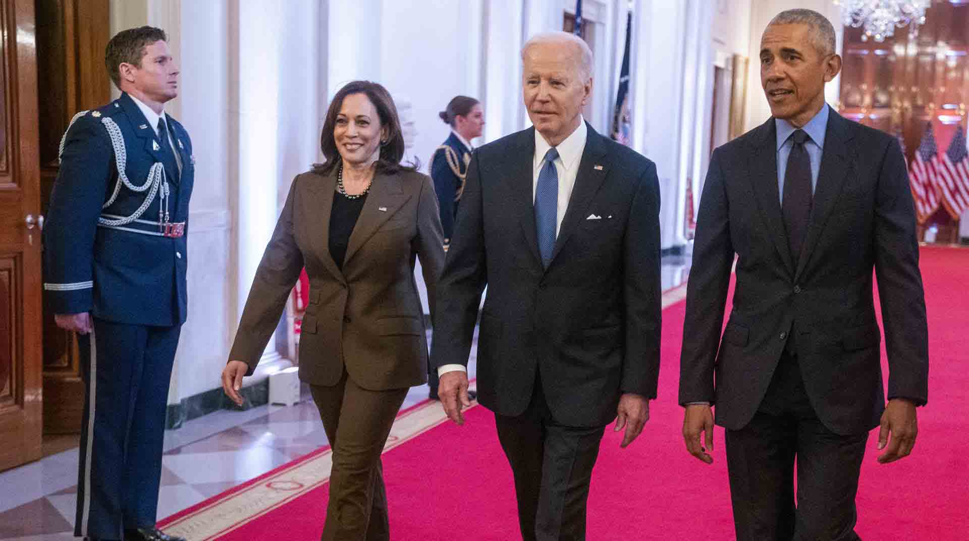 La vicepresidenta estadounidense, Kamala Harris; el presidente de Estados Unidos, Joe Biden (c); y el expresidente estadounidense Barack Obama (d) fueron registrados este martes a su llegada al salón Este de la Casa Blanca. Foto: EFE