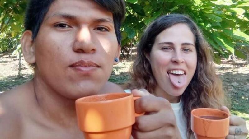 Ahora, la joven de Reino Unido vive en el Amazonas junto a su pareja y le ayuda en el cultivo y venta de cacao. Foto: Instagram de @junglecacaoperu