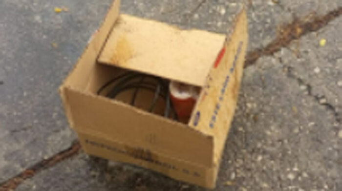 Un par de cajas con elementos similares a explosivos se encontraron al exterior del centro comercial Albán Borja. Foto: cortesía @cupsfire