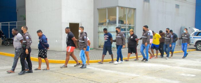 La Policía Nacional capturó a 14 miembros de una de las bandas narcodelictivas que operan en Ecuador. Foto: Cortesía Policía Nacional