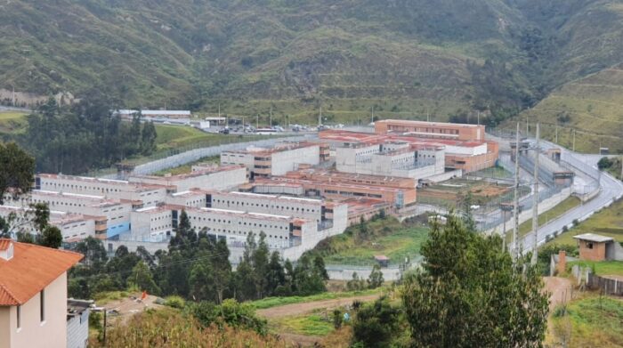 El amotinamiento en la cárcel de Turi, en Cuenca, habría empezado a la madrugada y enseguida se reforzó la seguridad externa. Foto: Lineida Castillo / EL COMERCIO