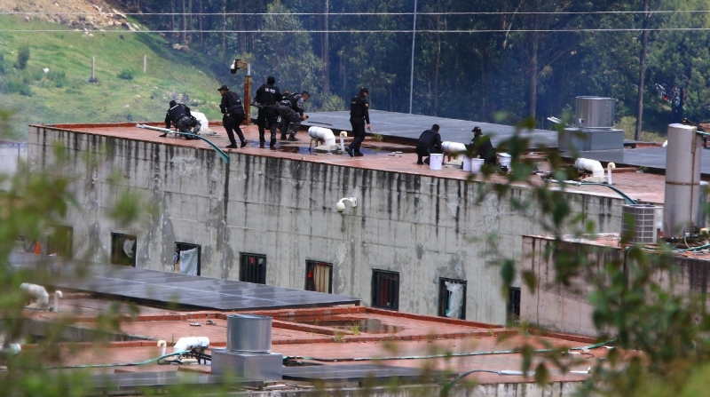 En la cárcel de Turi, en Cuenca, 90 personas privadas de libertad fueron evacuadas de los enfrentamientos este 3 de abril de 2022. Foto: Lineida Castillo / EL COMERCIO