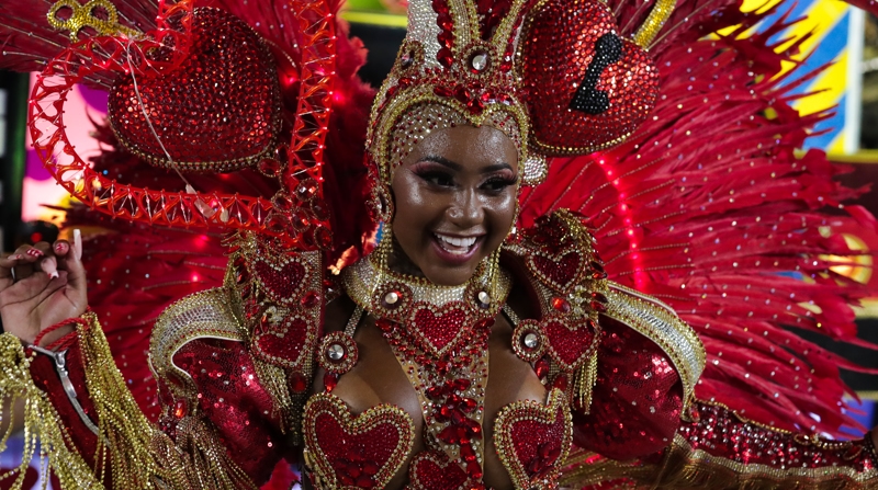Integrantes de la escuela de samba São Clemente desfilan este 23 de mayo de 2022 en la Pasarela de Samba, durante el primer día de los desfiles del grupo especial del carnaval de Río de Janeiro (Brasil). Foto: EFE