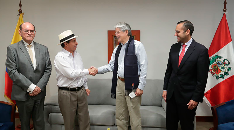 Saludo entre Pedro Castillo y Guillermo Lasso que se reúnen en Loja. Foto: Twitter @LassoGuillermo