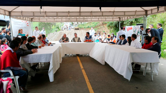 El presidente Lasso en una mesa técnica en en Tambán, cantón Chimbo, en la provincia de Bolívar. Foto: Twitter @Presidencia_Ec