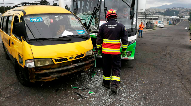 Personal del Cuerpo de Bomberos acudió a la emergencia. Foto: Bomberos Quito
