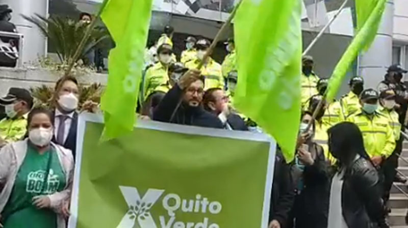 Los activistas se concentraron en los exteriores de la Corte Constitucional para impulsar la consulta popular contra las construcciones en áreas verdes de Quito. Foto: Captura de pantalla
