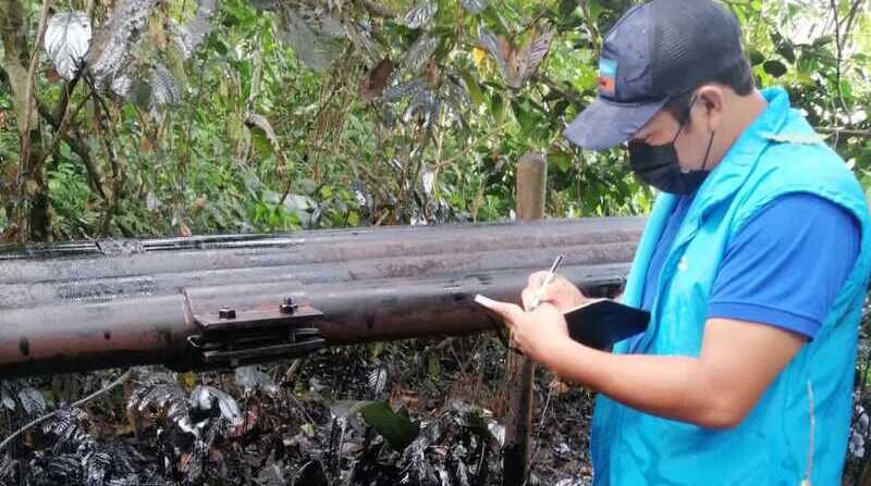 Personal de la cartera de Estado ambiental acudió al sitio del derrame para verificar lo sucedido y tomar medidas. Foto: Ministerio del Ambiente