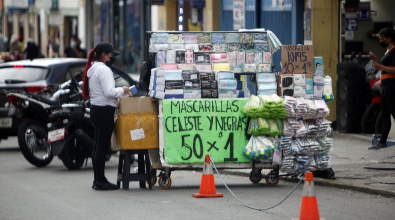 En la calle Antonio Ruiz hay vendedores informales. Más de ellos llegan cuando se van los agentes municipales. Foto: Patricio Terán  / El Comercio