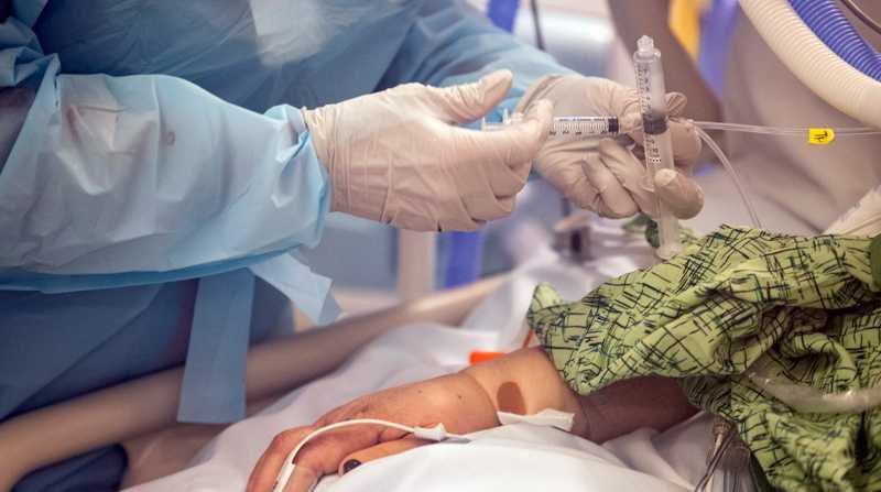 Una enfermera atiende a un paciente con covid-19 en California. Foto: EFE
