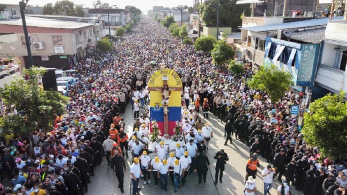 El recorrido por las calles habilitadas para la procesión convocó a miles en Guayaquil. Foto: Cortesía