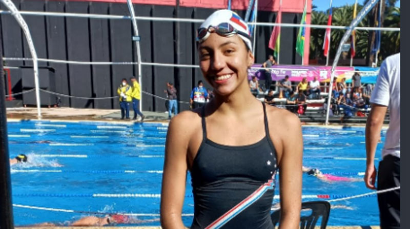 La nadadora ecuatoriana Danna Martínez alcanzó medalla de bronce en los Juegos Rosario 2022. Foto: Twitter @DeporteEc