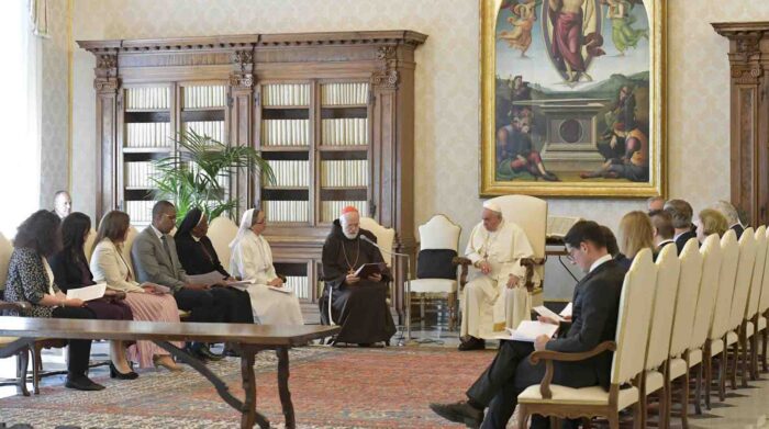 Imagen cedida por el Vaticano de la reunión del papa con la Comisión para la Protección de los Menores. EFE