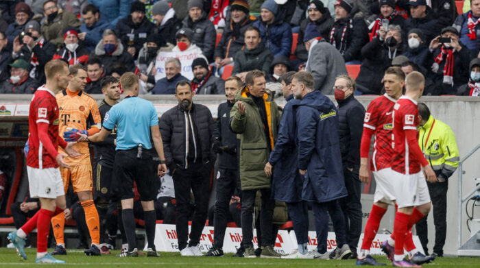 Los equipos de Bayern y Freiburg discuten debido a una controvertida sustitución durante el partido de fútbol de la Bundesliga el 2 de abril del 2022. Foto: EFE
