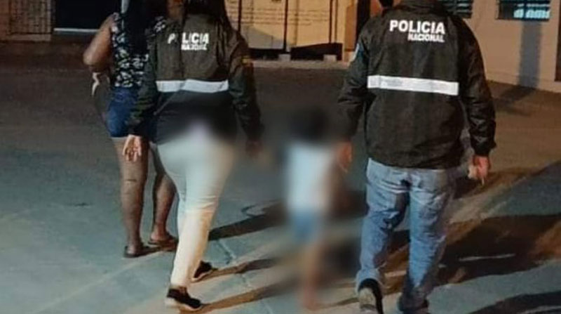 Los agentes rescataron a la niña y detuvieron a la mujer, señalada por trata de personas en grado de tentativa. Foto: Twitter Policía Ecuador