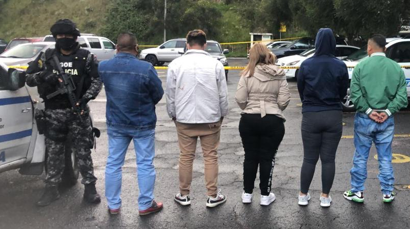 Cinco personas fueron detenidas en los exteriores del Ministerio de Defensa, en Quito. Tenía dinero en efectivo en dos autos. Foto: Cortesía Policía