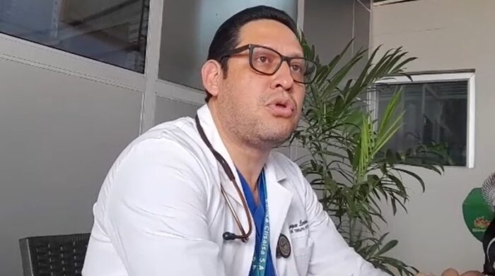 El doctor Lucilo Enríquez, director médico de la clínica Santa Inés, expresó su dolor por la muerte de sus compañeros de labores. Foto: Captura de video
